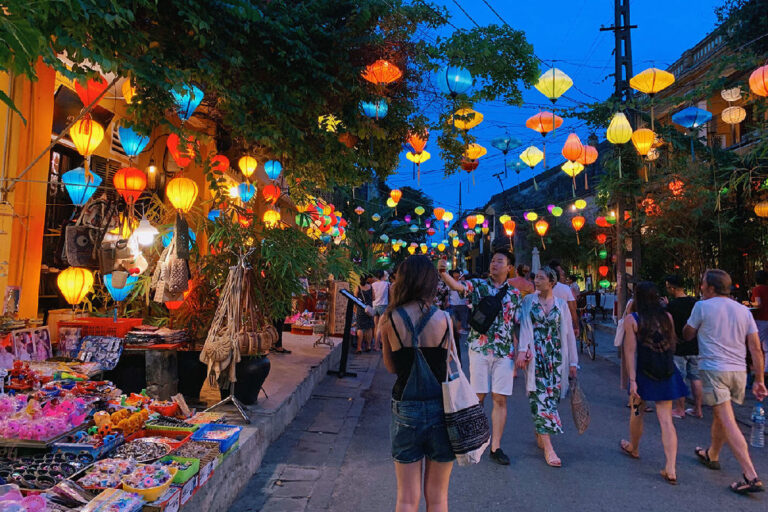 Indian tourists Hoi An ancient town lanterns